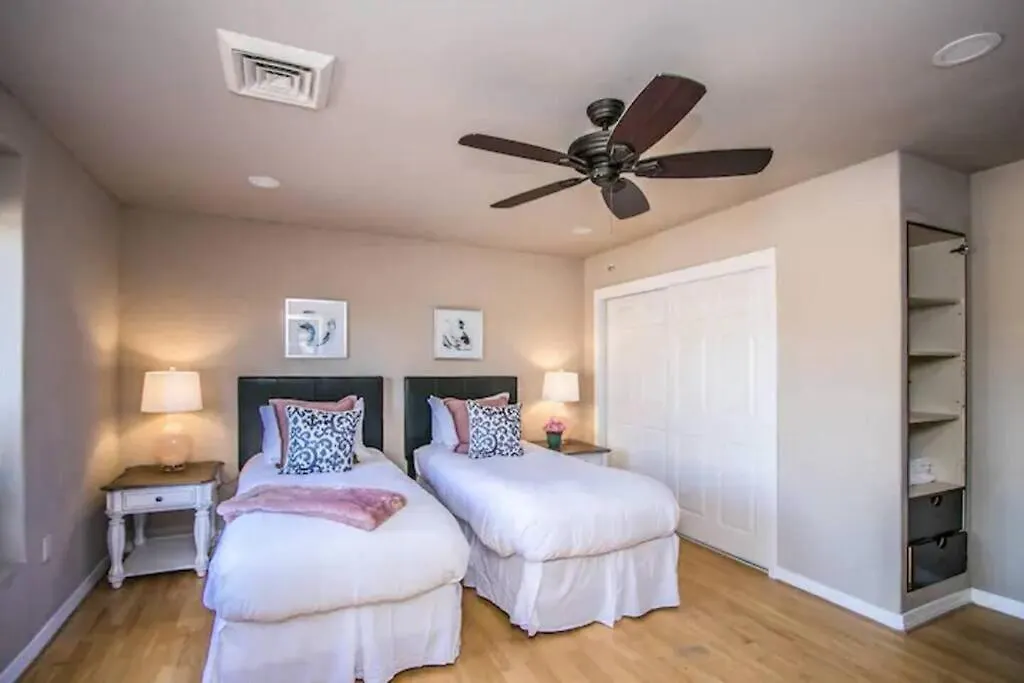 Vakantiehuis Best Location In Scottsdale, 8 Bedroom House, Heated Pool, Spa, Game Room, Bbq, Putting Green Phoenix